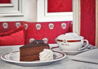 Die „Original Sacher-Torte“ genießt man am Besten mit Schlagoberst und einem Kaffee. © Hotel Sacher Wien